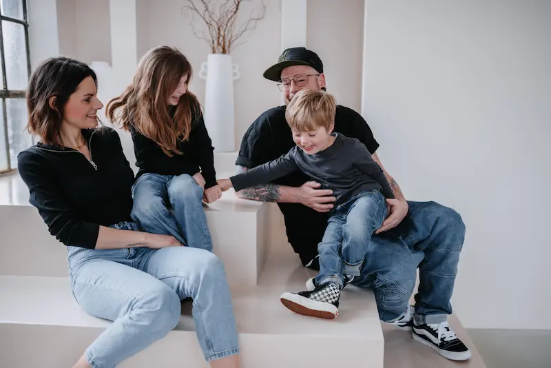 alena-scheffler-familie-loftstudio-solingen-nrw-nicolerohde.webp Alena Scheffler mit Ehemann und zwei Kindern beim Familienshooting im Loftstudio Werk6 in Solingen – authentischer Einblick in ihr Familienleben neben der Arbeit als Social Media Expertin für die Hochzeitsbranche