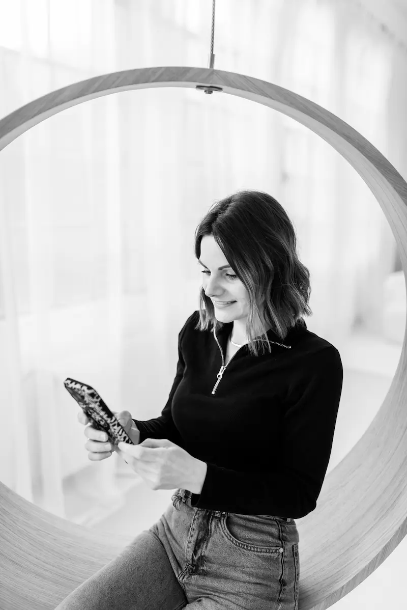 alena-scheffler-social-media-beratung-hochzeitsprofis-nrw.webp Alena Scheffler bei der Social Media Arbeit – kreative Beratung für Hochzeitsprofis mit Herz und Strategie
