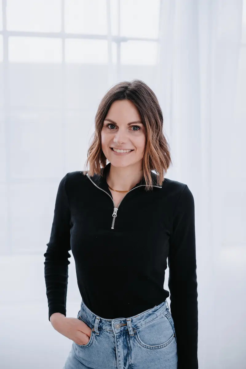 alena-scheffler-instagram-coach-hochzeitsbranche-koeln-duesseldorf.webp Portrait von Alena Scheffler – Expertin für Instagram-Marketing in der Hochzeitsbranche – im modernen Loftstudio
