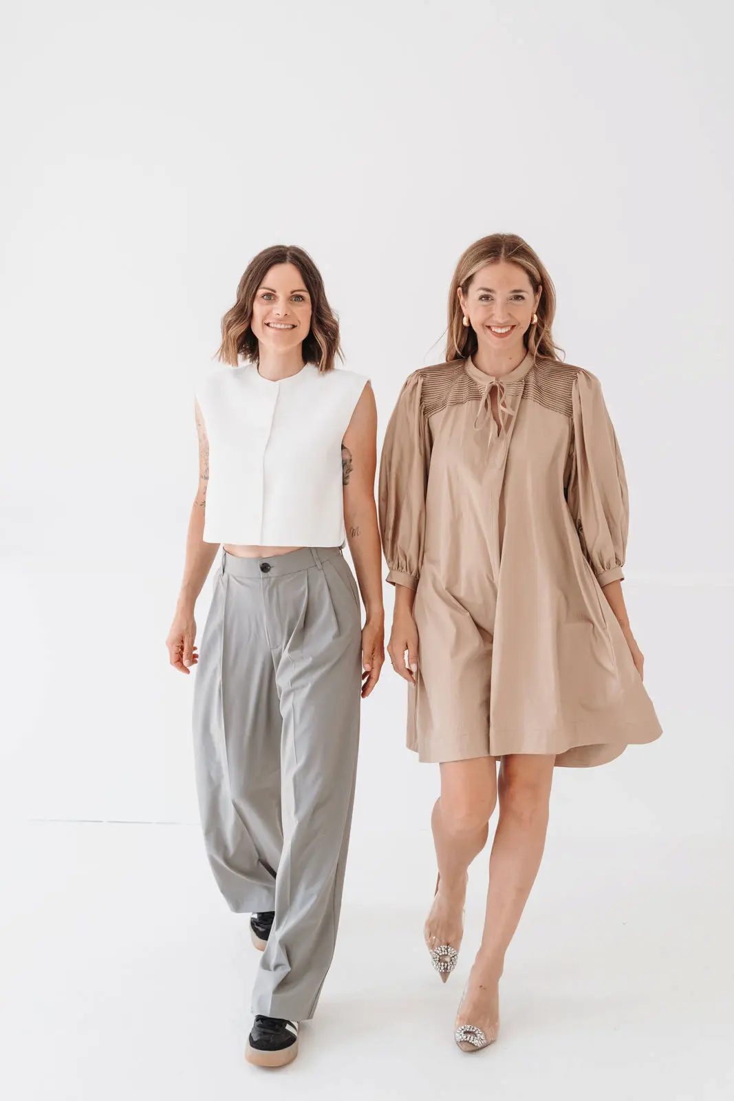 Alena Scheffler & Marie Alsleben – Expertinnen für Wedding Marketing & Business Alena Scheffler und Marie Alsleben, Gründerinnen der German Wedding Academy, gemeinsam im Studio