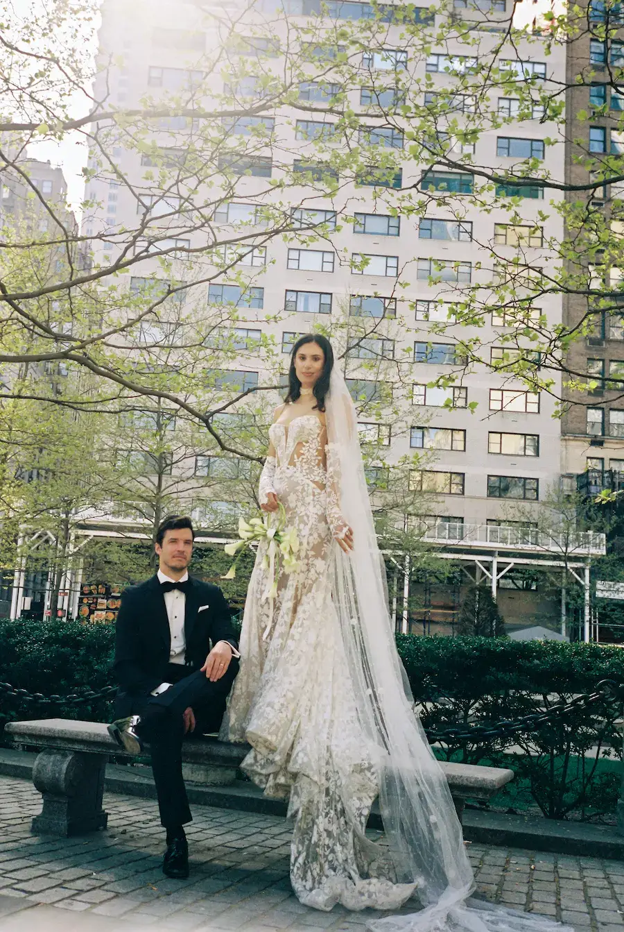 Urbanes Wedding Branding: Luxuriöses Brautpaar-Shooting als Content für Social Media Marketing Hochwertiges Brautpaar-Shooting im urbanen Stil – ideal für Hochzeitsdienstleister:innen, die mit starken Visuals auf Instagram überzeugen wollen. Die Bildästhetik unterstreicht modernes Hochzeitsmarketing und wirkt als Branding-Inspiration für Planner:innen, Fotograf:innen und Stylist:innen.
