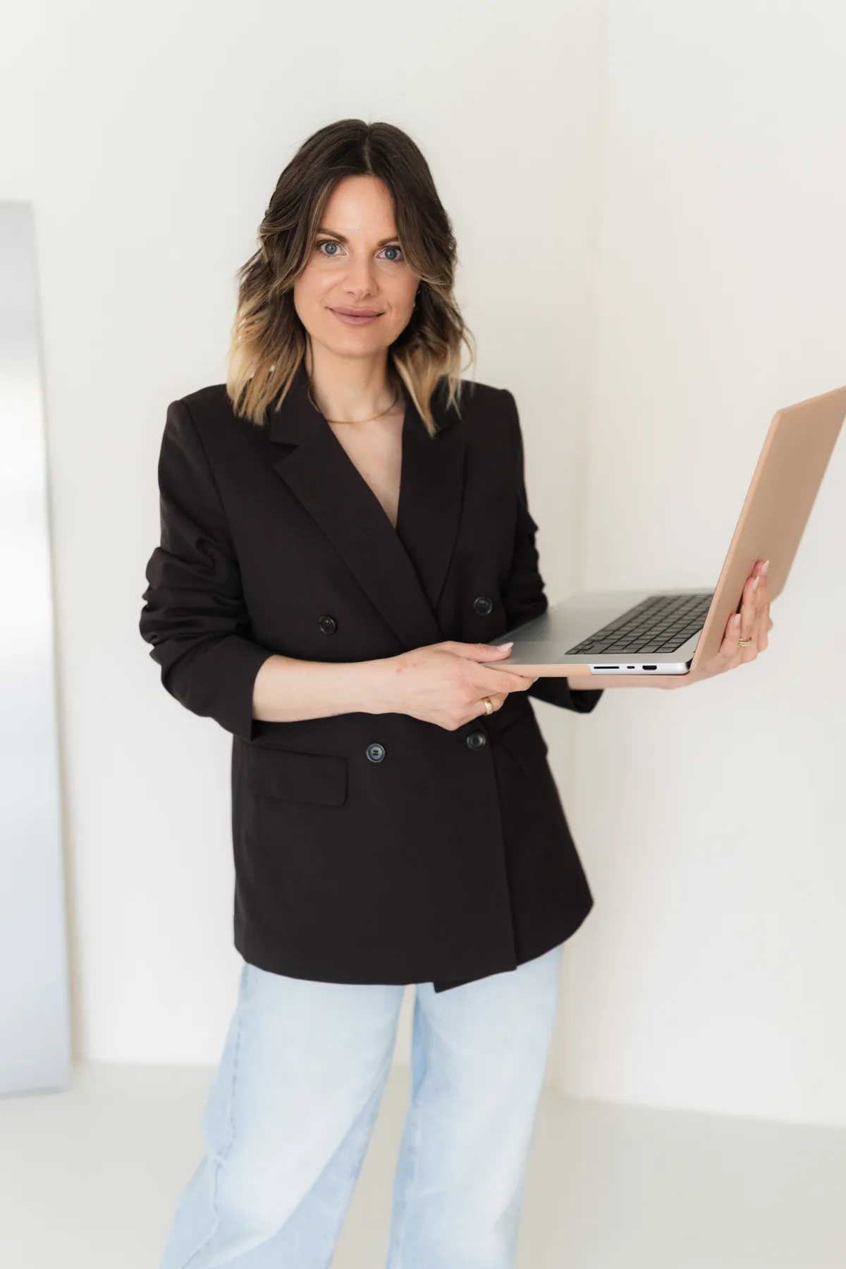Alena Scheffler mit Laptop, KI-Assistenten für Hochzeitsdienstleister
