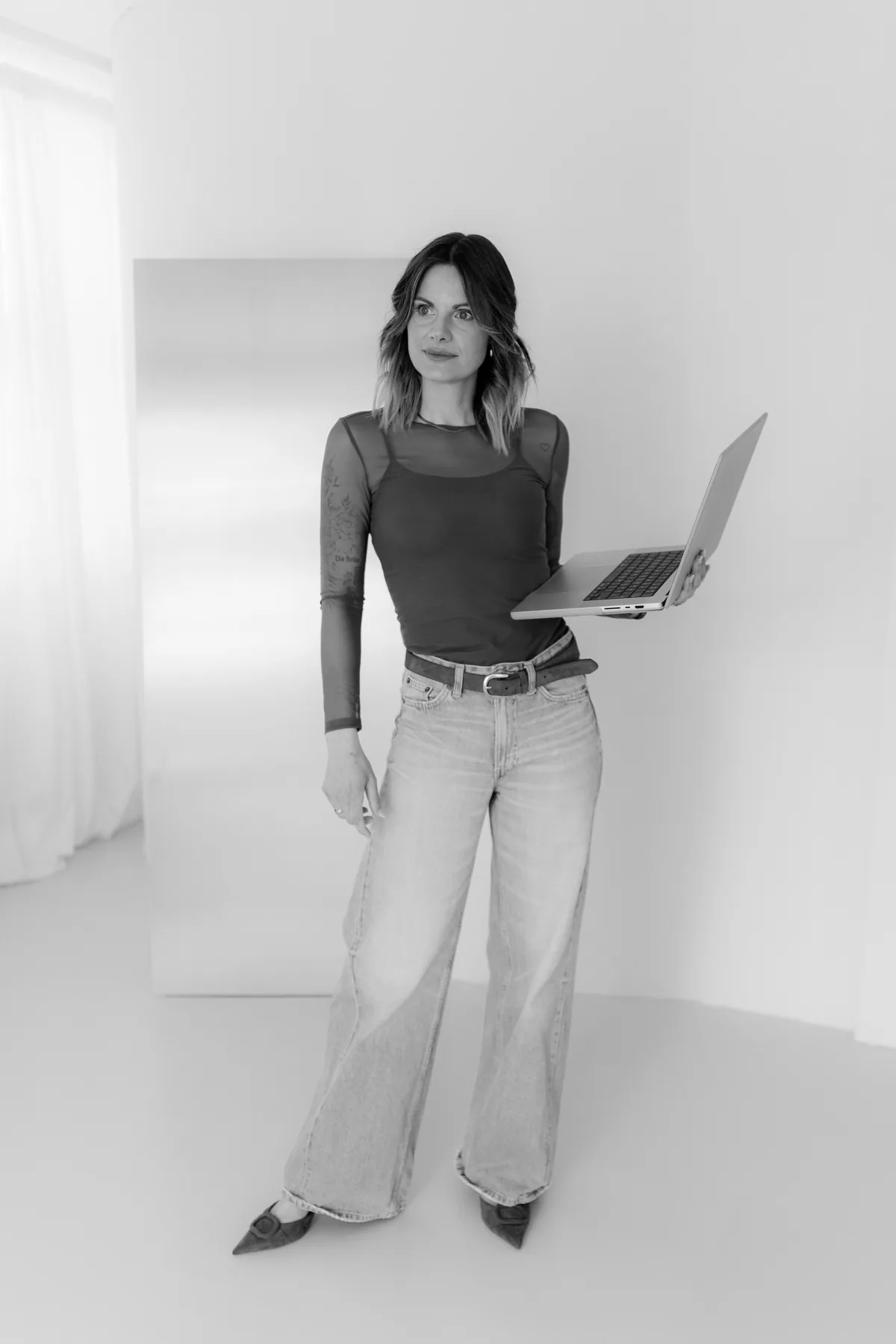 Alena Scheffler mit Laptop, Marketing für Hochzeitsdienstleister
