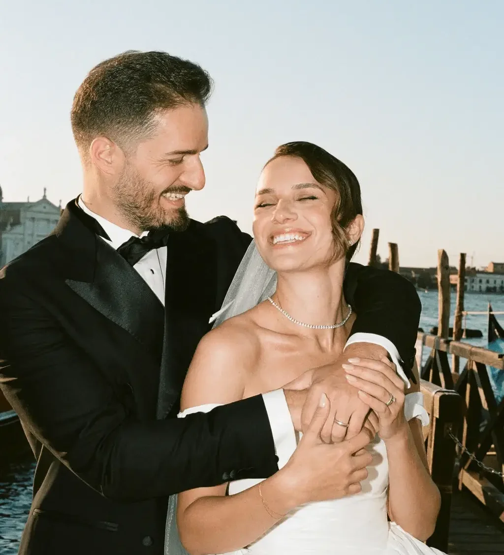 Brautpaar lacht bei der Hochzeit in Venedig